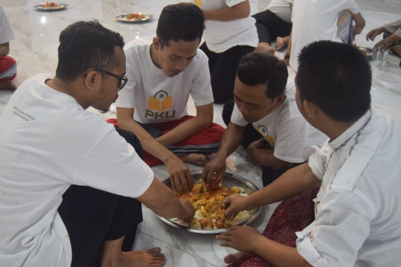 Lestarikan Budaya Santri, Peserta PKU Makan Talaman | Cakrawala Muslim